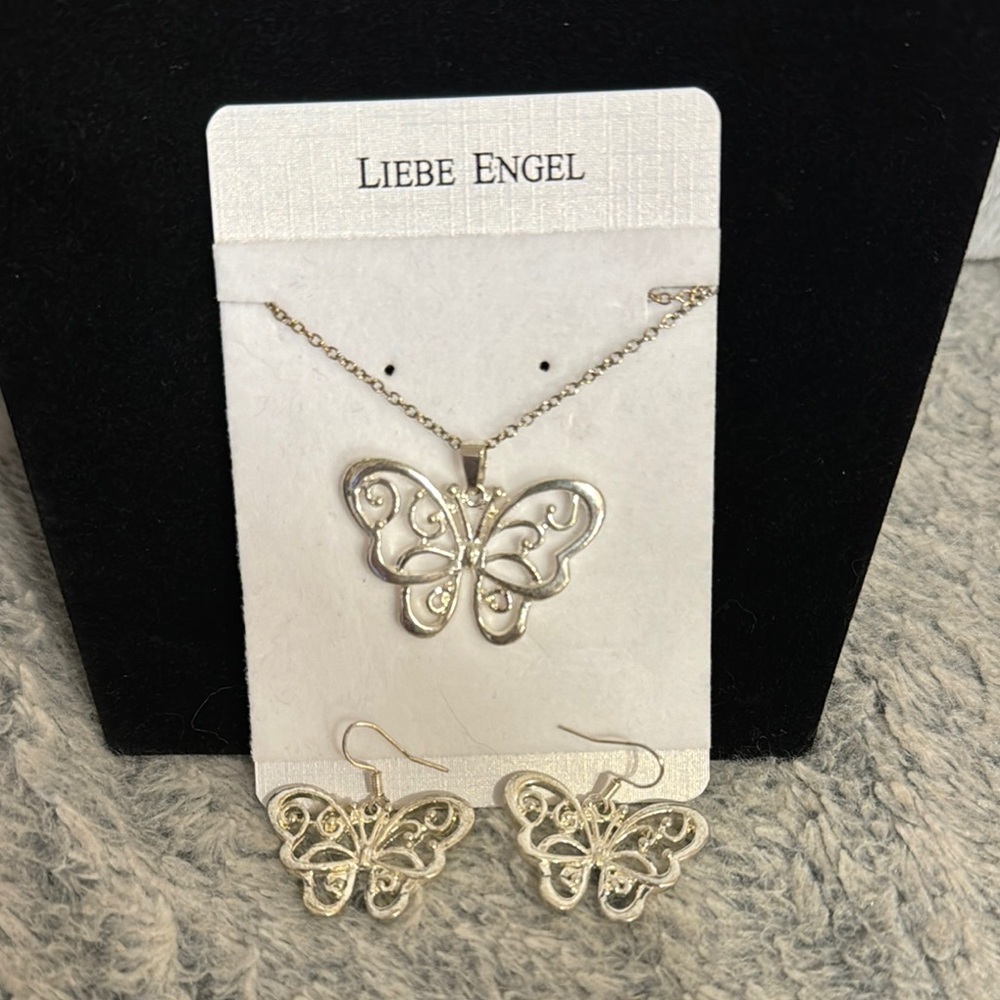 Silver Butterfly Necklace and Earring Set | So sweet! Great gift
